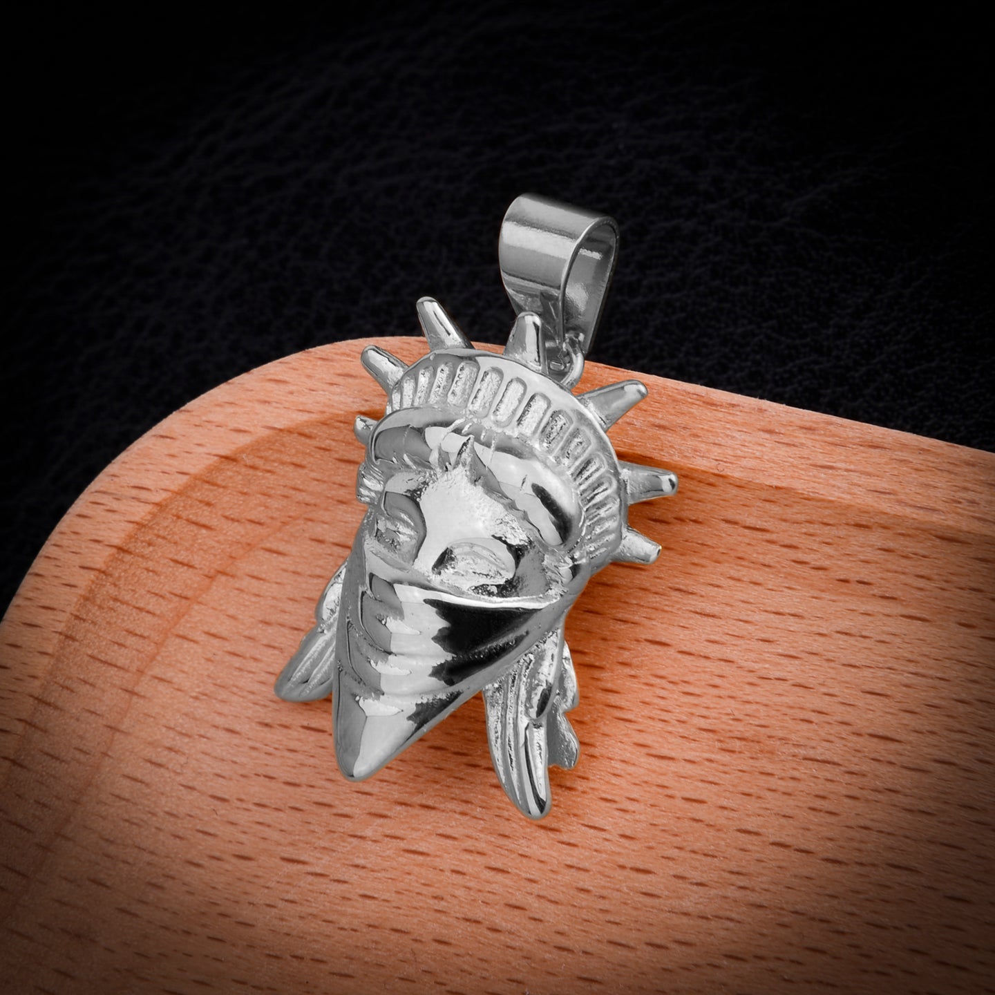 SOVEREIGN Steel Pendant | 938731